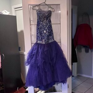 Elegant Blue Prom/Graduation dress. Has a mermaid cut and detailed with Jewels.